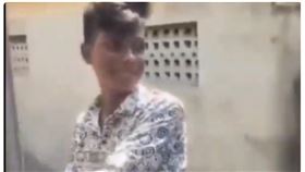 少年「半身掛火車外」搖屁股拍片下秒遭擊落。　（圖／翻攝自X）

