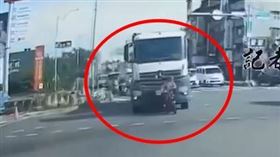 彰化,員林,死亡車禍,砂石車,撞擊瞬間（圖／翻攝畫面）