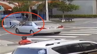 17歲少年不禮讓撞飛母女3人　撞擊瞬間曝