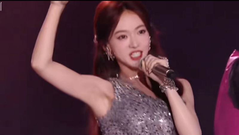 吳謹言挺孕肚跳艷舞！裙底風光差點失守