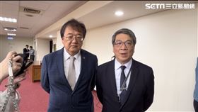 食藥署長莊聲宏（右）表示，經詢問用人單位，國會人員主要是做溝通，該員經驗豐富、也有醫療法案撰寫的背景，故尊重。（圖／記者簡浩正攝影）