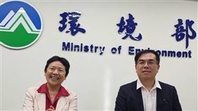 彭(啟)明回應碳費議題  強調中央會與地方站在一起環境部長彭(啟)明（右）、次長施文真（左）17日受訪回應碳費相關議題，彭(啟)明強調，氣候變遷因應是中央、地方合作，碳費是支持地方來推動減碳，中央會與地方站在一起。中央社記者張雄風攝  113年10月17日