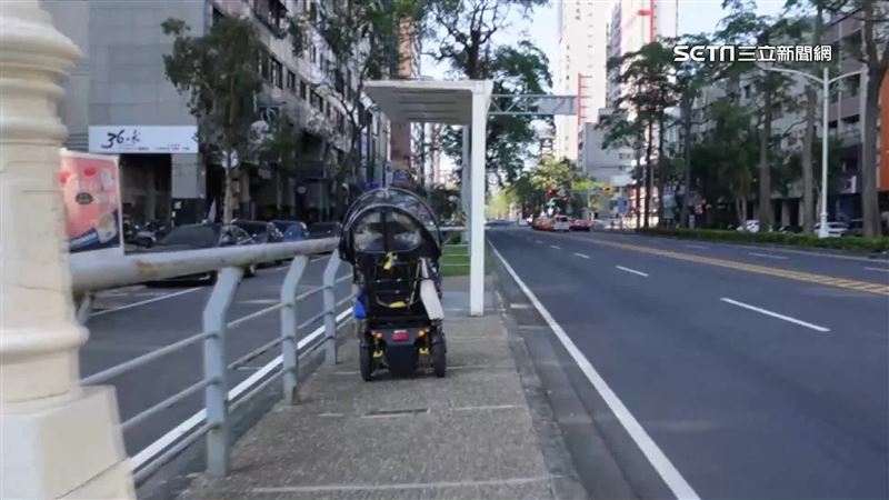 公車亭設計不良、障礙多　輪椅族「卡卡」
