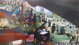 遠近馳名的樂華夜市，昨晚竟只因一根牙籤爆發消費糾紛。（圖／警方提供）