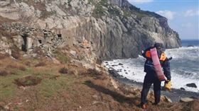 金門小紫澳海域昨天（22日）上午發生一起漁工落海意外，東引一艘漁船在該海域作業時，一名陸籍庄姓漁工（54歲）疑因作業不慎，遭漁網纏繞後掉進海裡，船上其他人員發現狀連忙報案求助。