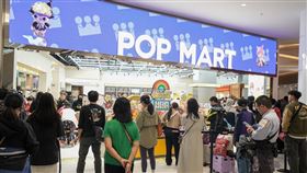 「MEGA LABUBU素描400%」及「MEGA LABUBU素描1000%」雙明星產品吸引民眾搶抽，已於近日公布抽選結果，中選者可自即日起至門市結帳取貨。（圖／品牌業者提供）