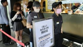 麥當勞聯名獵人推盲卡包　民眾排隊搶購（1）台灣麥當勞與日本動漫獵人首度聯名合作，23日起推出8款期間限定的聯名包裝外，上午11時起限定販售30萬包的獵人角色盲卡包，吸引許多民眾到場排隊購買，連員工購買也要排隊。中央社記者張皓安攝　113年10月23日