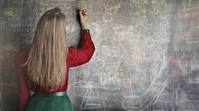 原PO表示，她當安親班老師，一天工作10小時，薪水只有2.6萬。（示意圖／Pexels）