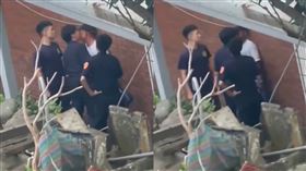 員警執法過當？醉男闖派出所遭包圍　臉貼臉咆哮「在大聲什麼東西」。（圖／翻攝自爆料公社）