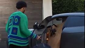 詹姆斯大兒子布朗尼在迎來NBA生涯首秀前遭老爸惡整，整台愛車被塞滿彩色早餐穀物脆片。（圖／翻攝自詹姆斯IG）