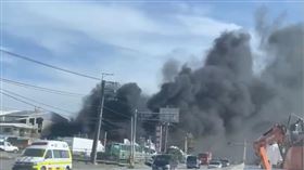 台中大肚某資源回收廠大火！驚悚黑濃煙竄天際