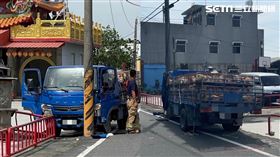 一輛載雞車小貨車自撞電桿，駕駛離奇死亡。（圖／翻攝畫面）
