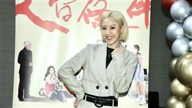 綠光劇團今（10/23）特舉辦四喜臨門辦桌慶功記者會祝賀《人間條件一》、《當妳轉身之後》票房即將突破四萬席次、觀眾敲碗加演又加演。由左至右為呂捷、方宥心、洪都拉斯、吳念真、吳定謙、王琄、李明澤，齊聚一堂。（圖／記者鄭孟晃攝影）