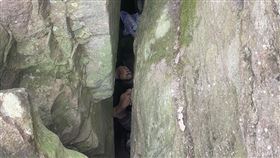 爬山驚見石縫有玉足！妙齡女想撿手機　「倒栽蔥」受困7小時