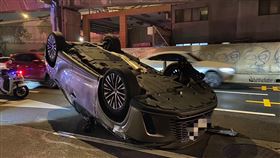 大同區「烏龜翻」車禍。（圖／翻攝畫面）