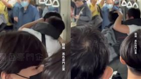 北捷車廂格鬥戰！2男竟只因「被踩到腳」暴怒互毆　一旁乘客看傻眼了。（圖／翻攝自黑色豪門企業）