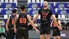 桃園璞園領航猿靠著第4節一波流猛攻，在客場擊敗水原音速彈。（圖／東超聯賽提供）