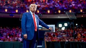 美國總統大選兩黨選情陷入激戰。（圖／翻攝自賀錦麗、川普臉書）