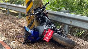 彰化139縣道，9.5K處螢光橋，死亡車禍，重機撞路樹，解體，20歲軍人不治(圖／翻攝畫面)