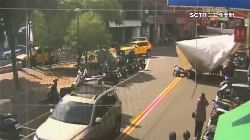 強風襲！苗栗路樹倒、市招被吹垮砸傷騎士