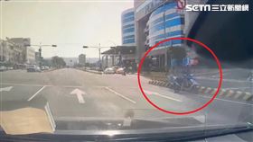 台中風太大！狂吹機車老翁跨車道卡安全島(圖/翻攝畫面)