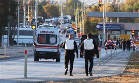 土耳其安卡拉近郊的國營國防公司23日遭遇攻擊事件，釀5死22傷。圖為救護車趕赴案發現場。（圖／路透社／達志影像）