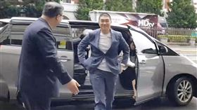 ▲謝國樑抵達廉政署，面露笑容表示是來作證的。（圖／翻攝畫面）