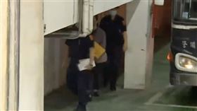 ▲應曉薇在法警戒護下，手上拿著一袋資料袋，下囚車走進法院。（圖／翻攝畫面）