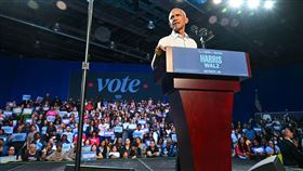 前總統歐巴馬在關鍵搖擺州替民主黨候選人賀錦麗站台時，除了敦促支持者藉由現身投票來發聲，還簡短秀了一段饒舌。（圖／翻攝自歐巴馬臉書）