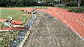 10級強陣風，吹掀操場PU跑道，苗栗竹南大同高中，潭美颱風(圖／翻攝畫面)