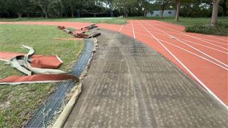 苗栗颳10級強風！操場跑道被吹爆「撕裂」