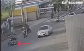 新／強風刮落電線擊落2騎士　驚險畫面曝（圖／翻攝畫面）