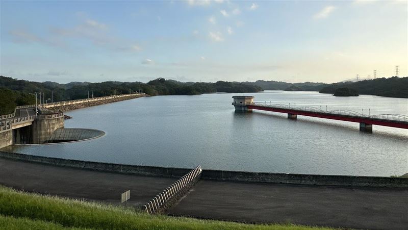 強風吹出美景！寶二水庫波濤洶湧畫面曝光