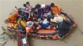 颱風潭美24日登陸菲律賓呂宋島，圖為菲律賓警衛正在救援居民。（圖／美聯社／達志影像）