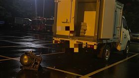 攪拌機掉出車外，鍾性男子質疑是拖吊場的疏忽。（圖／警方提供）