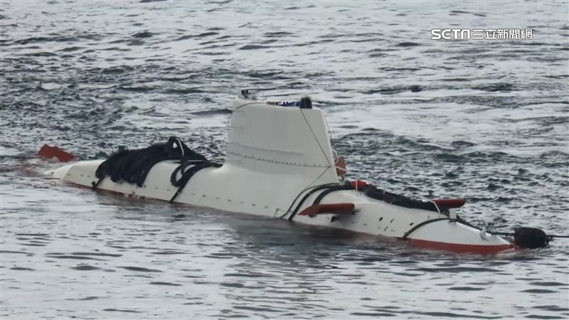 「慧龍」水下無人載具　艦艏2具魚雷首曝