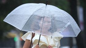 東北季風影響　雙北、基隆及宜蘭山區防豪雨中央氣象署發布豪雨特報，東北季風影響及水氣偏多，易有短延時強降雨，8日基隆北海岸、台北市、新北市地區及宜蘭縣山區有局部大雨或豪雨。圖為台北市中正區，民眾外出撐傘擋雨。中央社記者王飛華攝  113年10月8日
