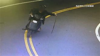 好心移除死蛇　單手騎車卻違規恐被開罰