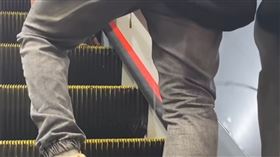 北捷出現尿尿哥，肆意在手扶梯上解放。（圖／翻攝畫面）
