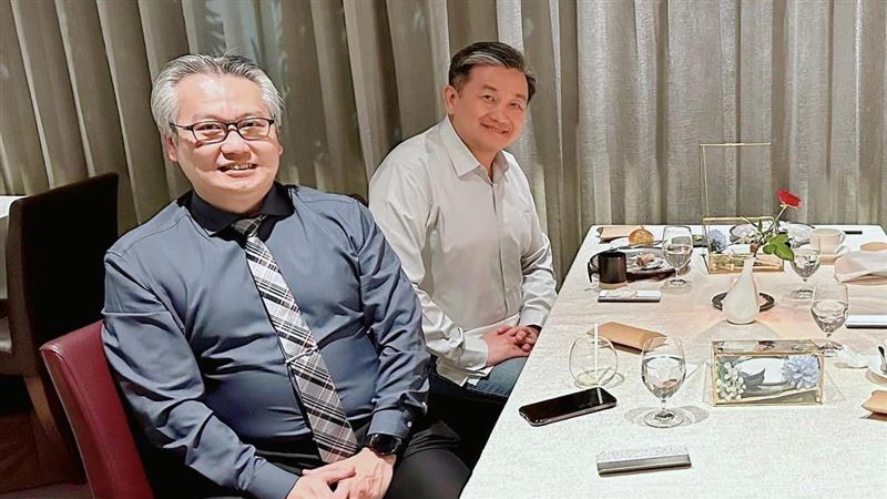 名醫擺1姿勢神同步王定宇！原因全場笑翻