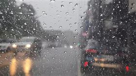 基隆狂風暴雨炸不停！在地人哀號「雨用倒的」：比颱風天還糟糕（圖／翻攝自基隆人日常）