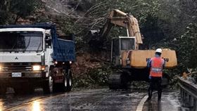 大量巨石崩落，造成台7線部分路段受阻。（圖／東分局提供）
