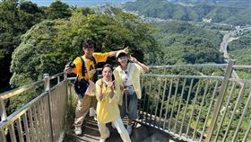 阿翔（左起）、楊繡惠跟籃籃當特派員。（圖／民視提供）