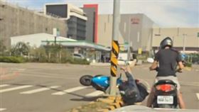 苗栗竹南，強風太狂，目睹騎士「被吹去撞分隔島」　他腿抖撐住機車，差點起飛(圖／翻攝自Threads @168funhome)