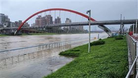 基隆河上游持續降雨造成水位上漲，北市水利處呼籲市民遠離河濱以策安全。（圖／翻攝自北市水利處）
