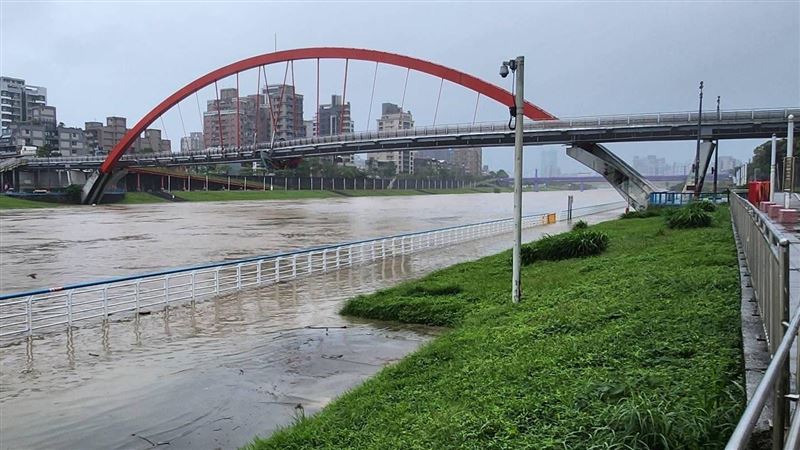 雨狂下！基隆河上游水位上漲　北市急喊話