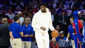 ▲恩比德（Joel Embiid）缺席開幕戰，NBA將展開調查。（圖／路透社／達志影像）