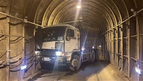 砂石車「闖紅燈」進中橫便道　慘自撞山壁