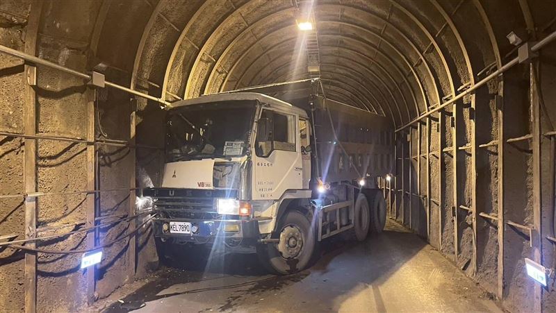 砂石車「闖紅燈」進中橫便道　慘自撞山壁