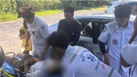 泰國普吉島有名外國遊客在搭上計程車後，在車內吸大麻，當場把司機燻暈（圖／YouTube　Ch7HDNews）